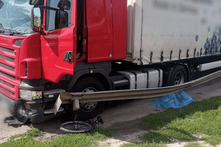 Поблизу Луцька вантажівка на смерть збила велосипедиста (Фото)