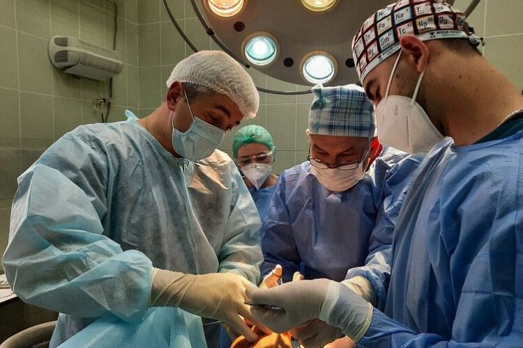 Медики на Закарпатті поміняли місцями відрізані пальці 16-річному юнакові
