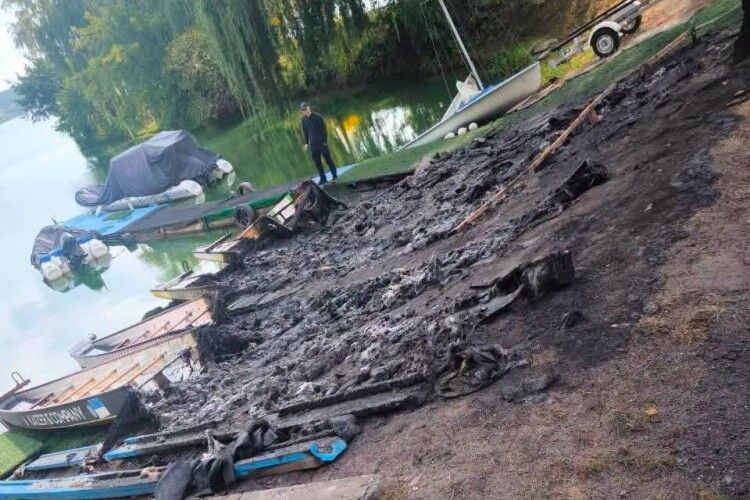 На Житомирщині невідомі спалили п'ять човнів «Дракон»