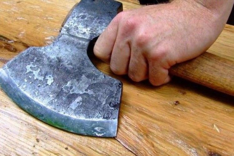 Одесит прийшов до школи із сокирою – «поговорити» з кривдниками своєї дитини