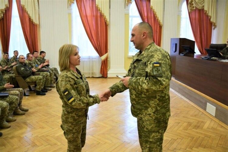Прикордонниці з Луцька, яка нещодавно повернулась з російського полону, присвоїли офіцерське звання (Фото)