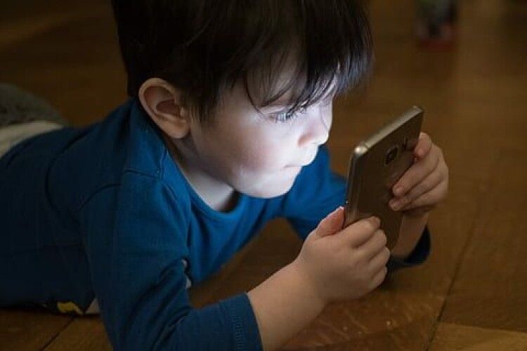 «Телефонне право»: скільки часу вділяти дитині на гаджети