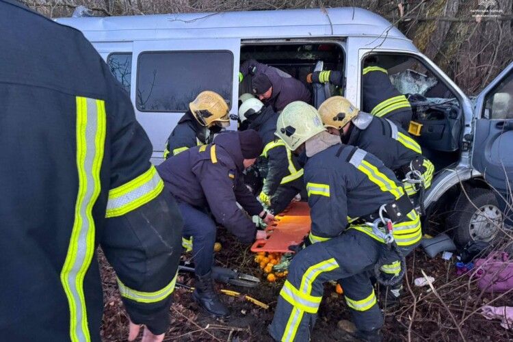 Показали відео, як на Волині рятували людей у страшній автотрощі