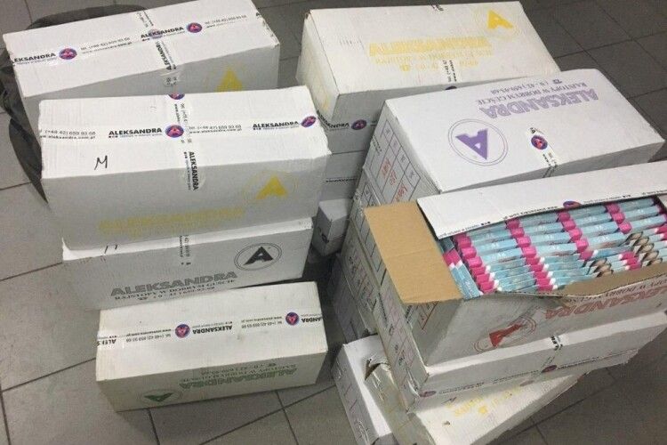 Понад 10 тисяч пар шкарпеток українець намагався незаконно ввезти в Україну