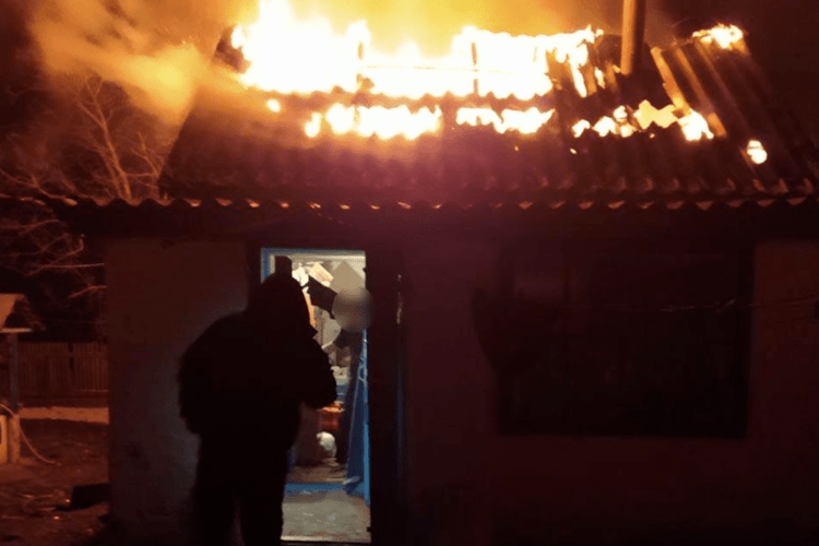Поліцейський врятував чоловіка із палаючого будинку