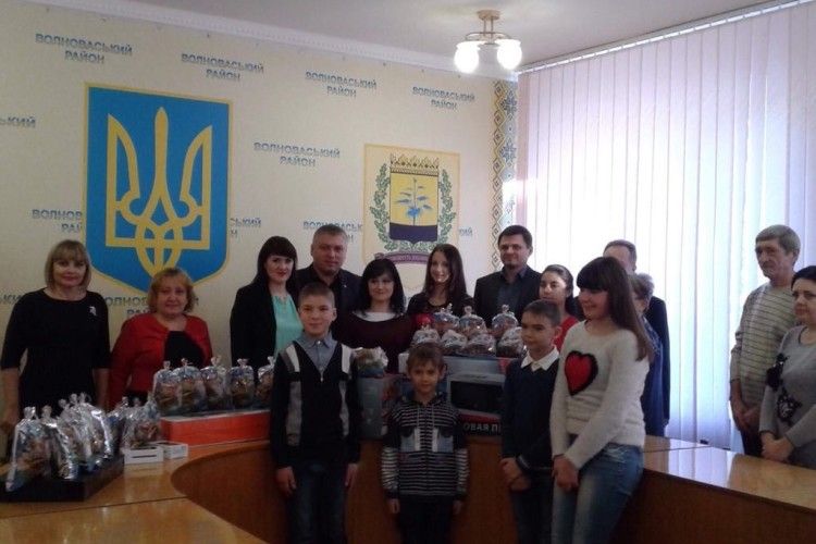 Прокурори передали подарунки у донецькі сім’ї та у волинський інтернат