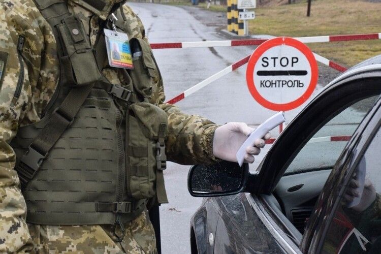 Хто з чоловіків може виїхати за кордон під час війни: перелік