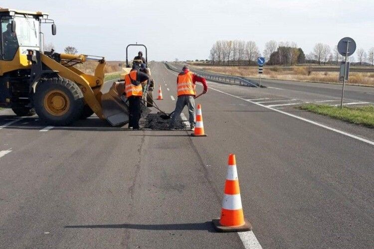 На Волині латають шість доріг: водіїв просять бути уважними