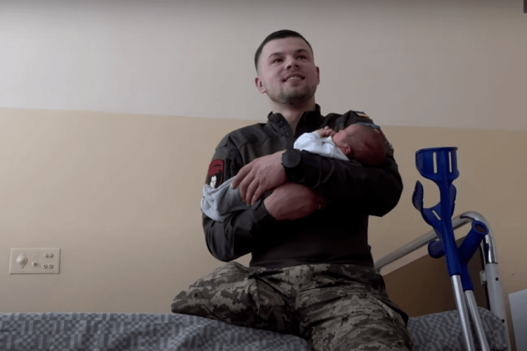Військовий з Тернополя, який втратив на війні обидві ноги, забрав дружину і сина з пологового