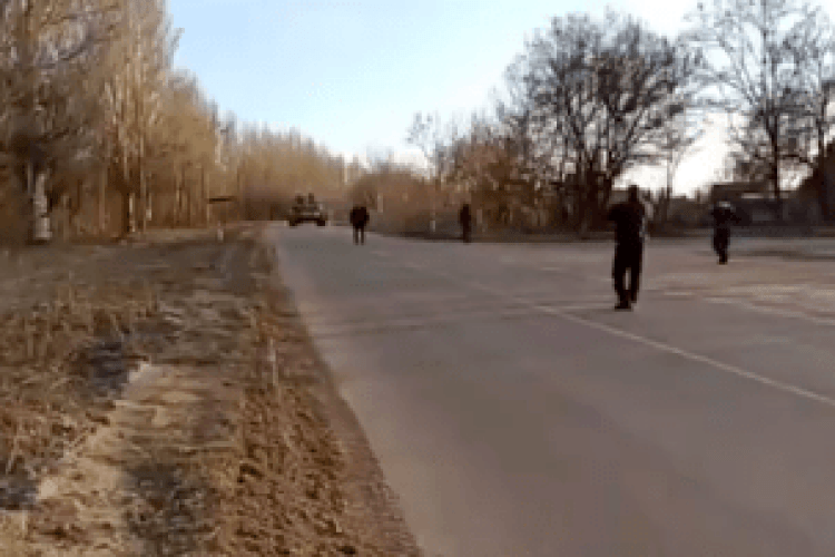 На Запоріжжі мер із містянами зупинили російський танк (Відео)