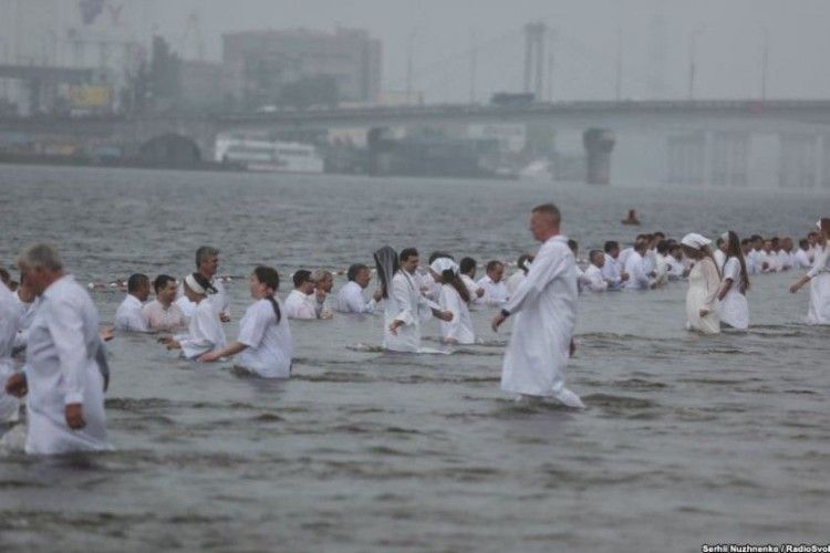 500 вірян одночасно прийняли хрещення у водах Дніпра