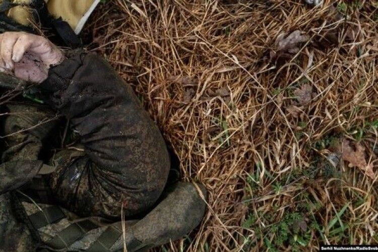 Українські військові знайшли масове поховання вбитих окупантів (Фото 18+)