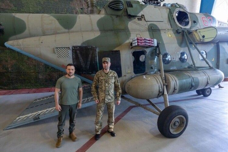 Зеленський і Буданов у День військової розвідки України сфотографувалися на тлі перегнаного з РФ вертольота Мі-8