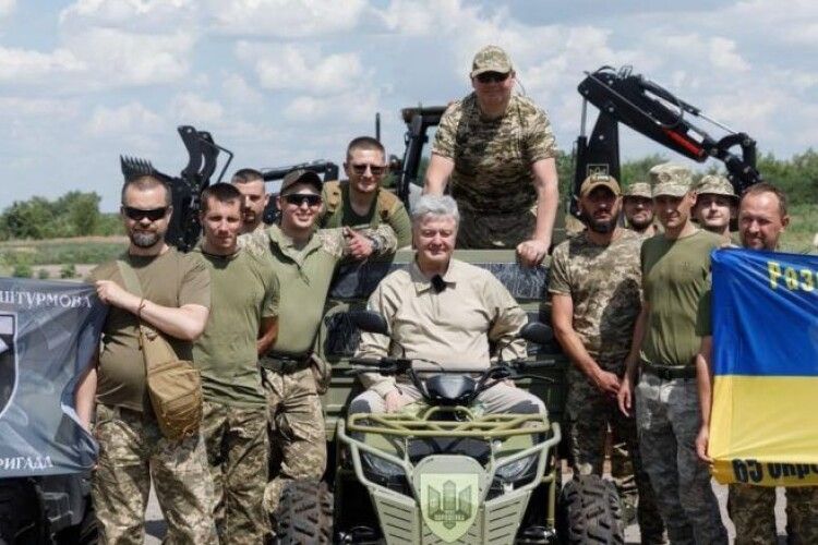 Позиції накрило, треба копати нові бліндажі: військові на Донеччині отримали від Порошенка екскаватор