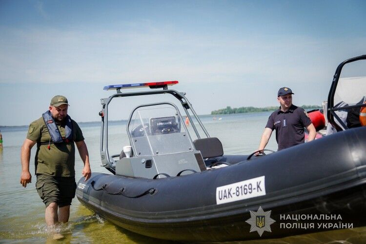 Як водна поліція патрулює курортний Світязь (репортаж)
