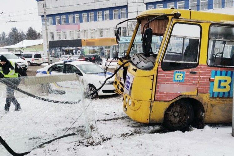 У Луцьку маршрутка з людьми в’їхала в авто і в дерево