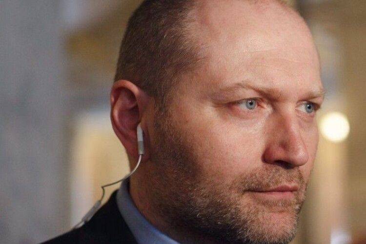«Зараз підпишу»: екснардеп влаштував скандал через вручення йому повістки до армії (Відео)