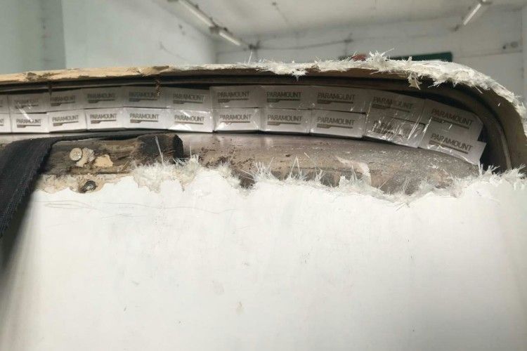 Чоловік «замостив» тисячами пачок цигарок стелю автівки