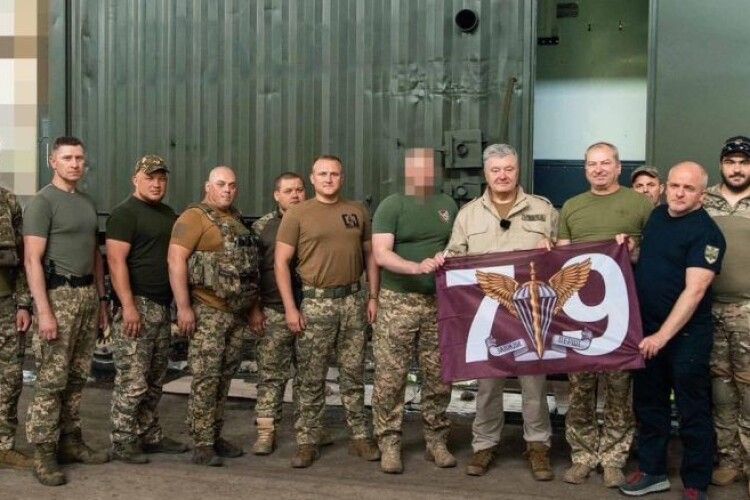 Порошенко привіз техніку в легендарну бригаду, яка тримає Мар’їнку
