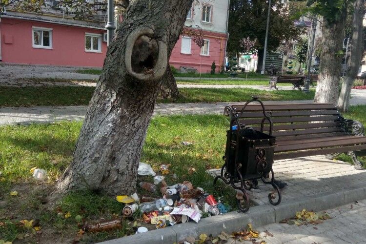 У нещодавно облаштованому сквері в центрі Луцька рясніє... сміття (Фото)