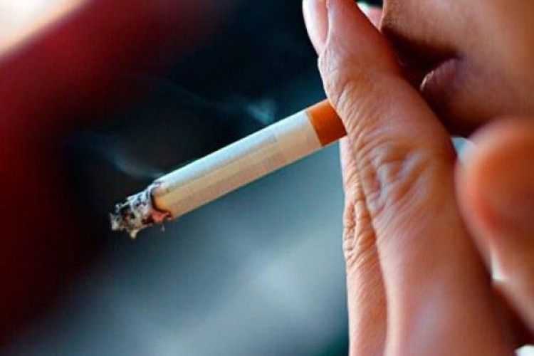 Півдюжини лучан вимагають прибрати з тролейбусних зупинок попільнички