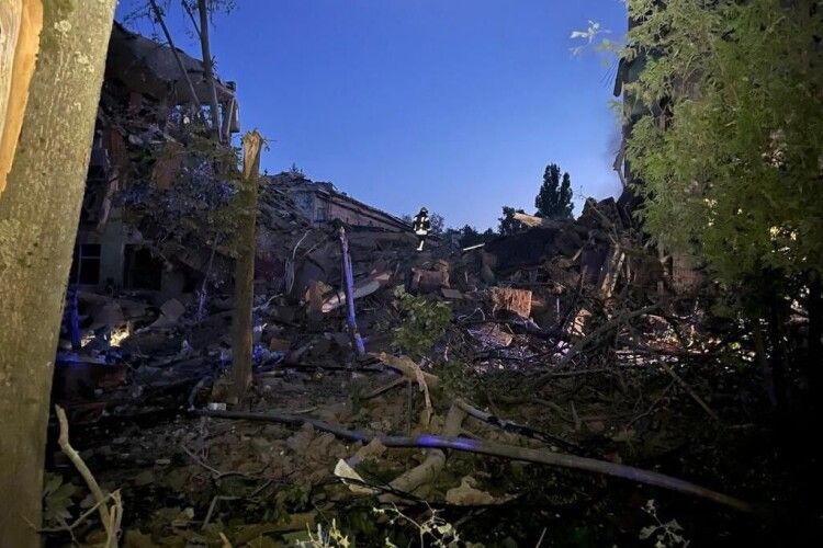 Ракетний удар по Сумах: є загиблі й поранені, зруйнованого навчальний корпус