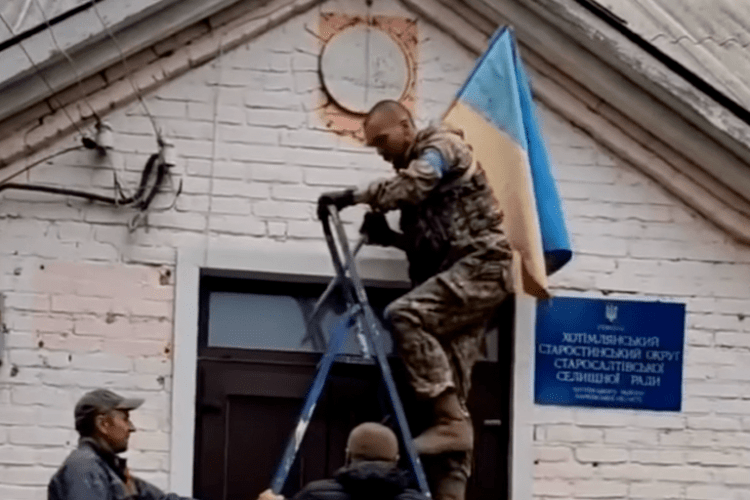 Військовий «Адвокат» з Володимира встановив наш прапор у деокупованому селі на Харківщині