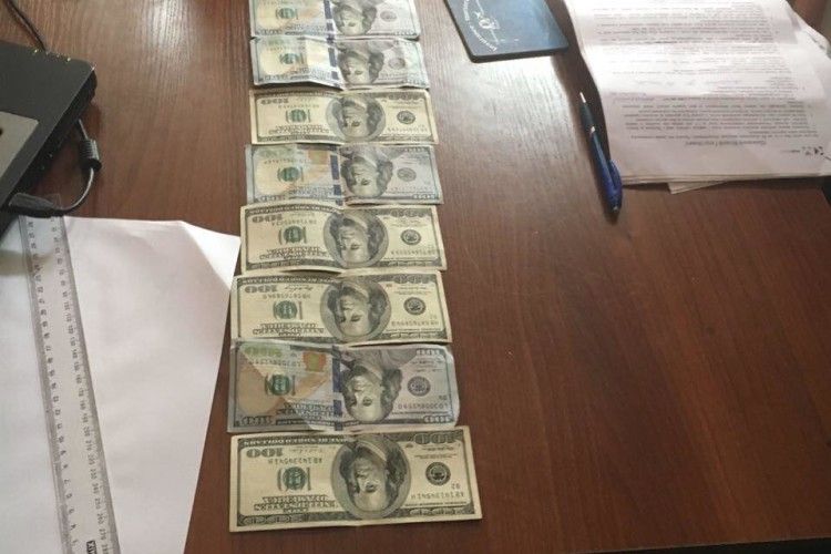 На Волині викрито юриста, яка підбурила громадянку надати 1000 доларів США неправомірної вигоди нотаріусу