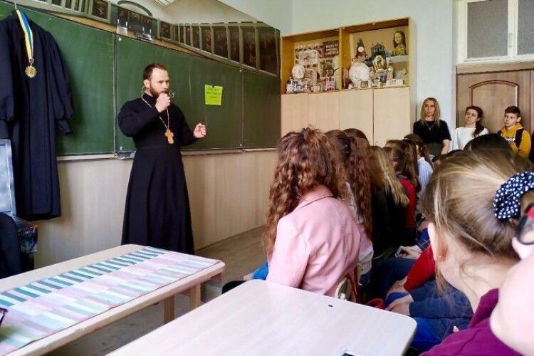 Священик розповів ковельським школярам про булінг