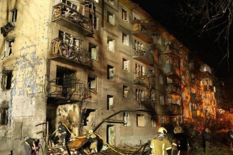 Порошенко на тлі чергового обстрілу закликав монобільшість повернутися до роботи