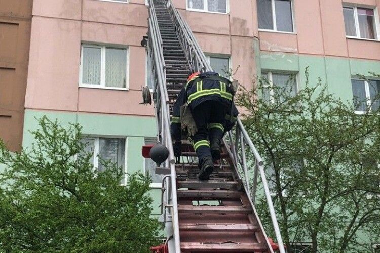 У Вараші бійці ДСНС дісталися до дворічного хлопчика через вікно квартири на четвертому поверсі (фото)