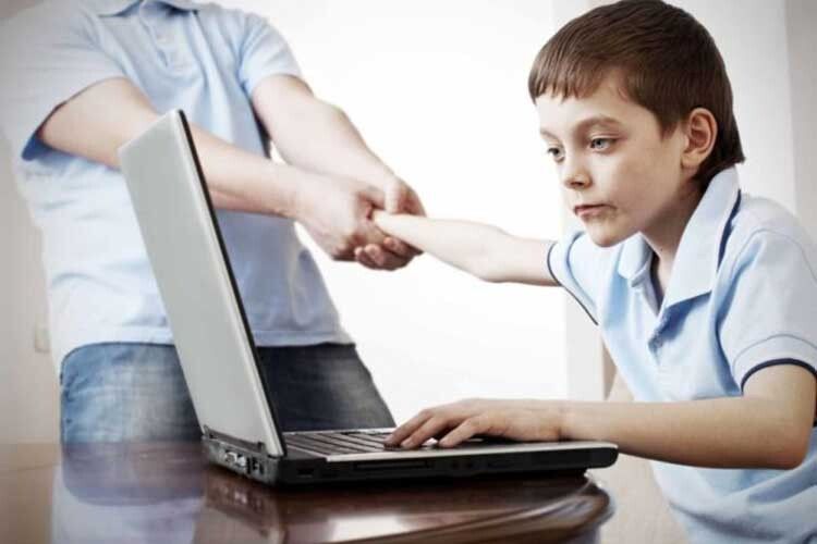 «Йому комп’ютер дорожчий від батьків…»: що робити, якщо дитина залежна від гаджетів