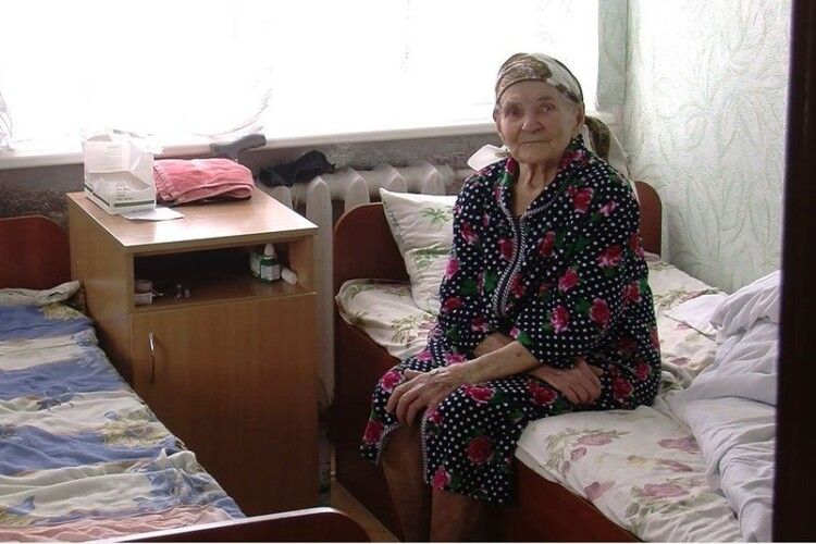 Друга Світова забрала батька, третя – дім: 91-літня переселенка у Луцьку розповіла, як вижила під обстрілами 