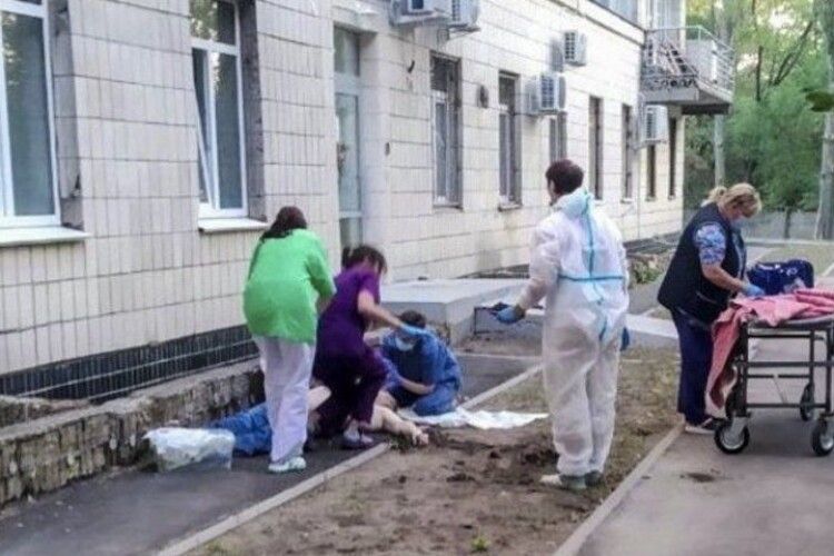 Прокляте вікно: у столичній лікарні другий день поспіль вчиняють самогубство
