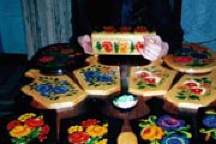 ЛЮБА МЕЛЬНИК ЗАЧАРОВУЄ ПЕТРИКІВСЬКИМ РОЗПИСОМ
