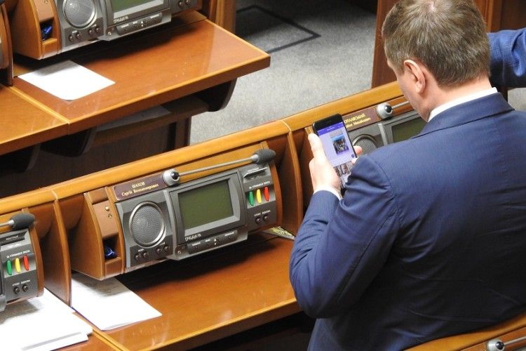 Нардепа застукали в сесійній залі за пікантною перепискою