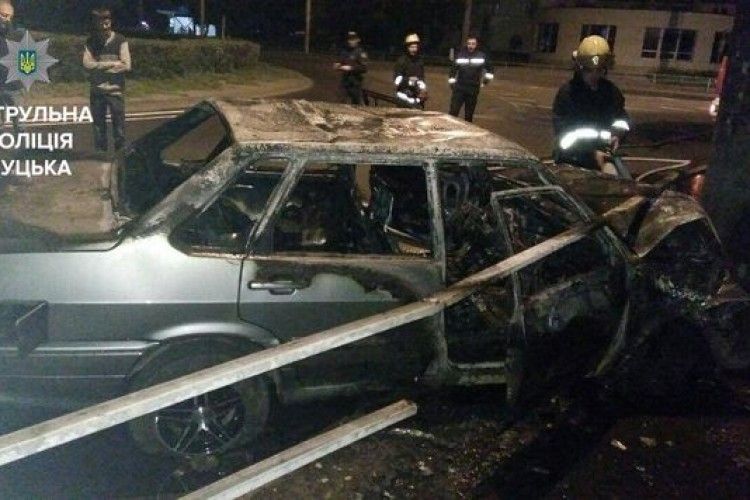 У Луцьку нетверезий водій мало не позбавив себе й пасажира життя. Машина повністю згоріла (фото)