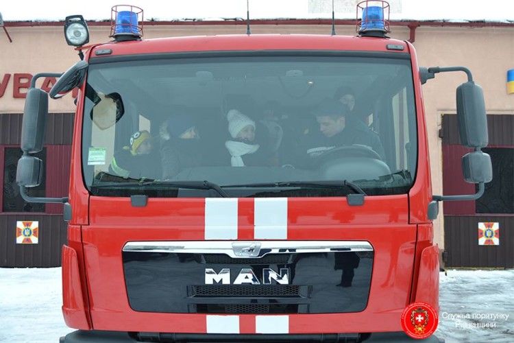 «Коли пожежний автомобіль – іграшка!»: діти побували на екскурсії у рівненських рятувальників (фото)
