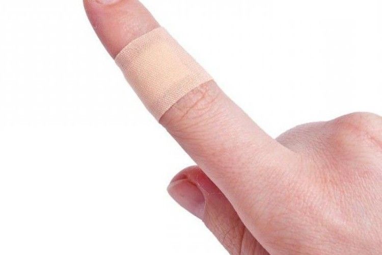 У Львові медики та співробітники ДСНС рятували 10-річного хлопчика, який запхав пальця в дірку
