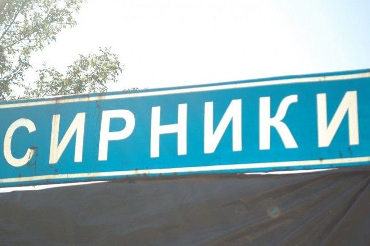 У Сирниках сьогодні відкриття оновленої зупинки, з якої мешканці зробили справжній мистецький куточок
