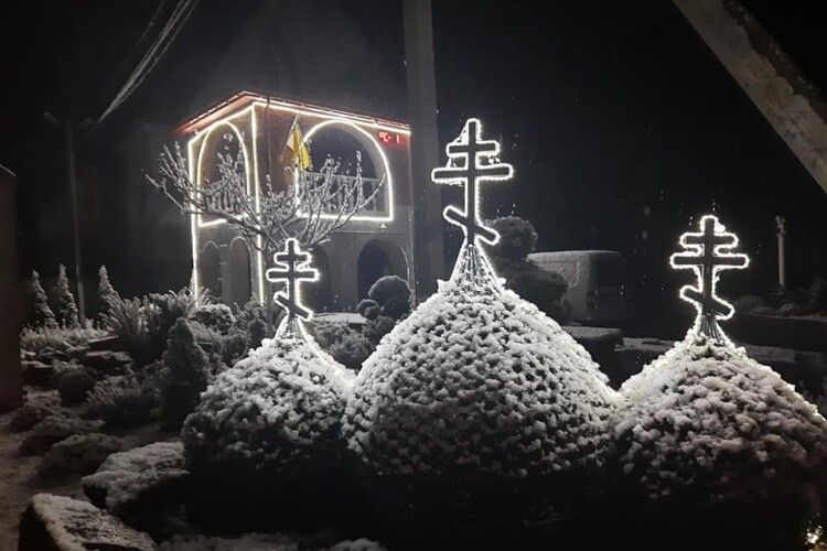 Показали, як Жидичинську Лавру присипало першим снігом (Фото)