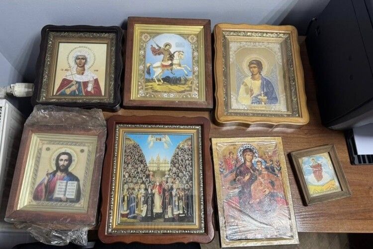 Рятувала чи вивозила незаконно: прикордонники Волині вилучили 9 ікон у пасажирки автобуса