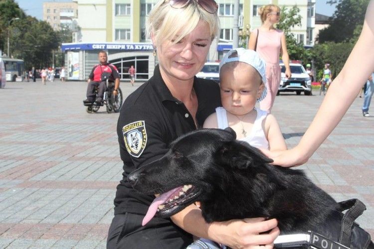 Рівненська малеча потягала за хвоста поліцейського пса (фото)