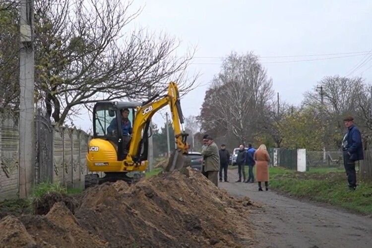 У селі на Володимирщині прокладають новий водогін (Фото)