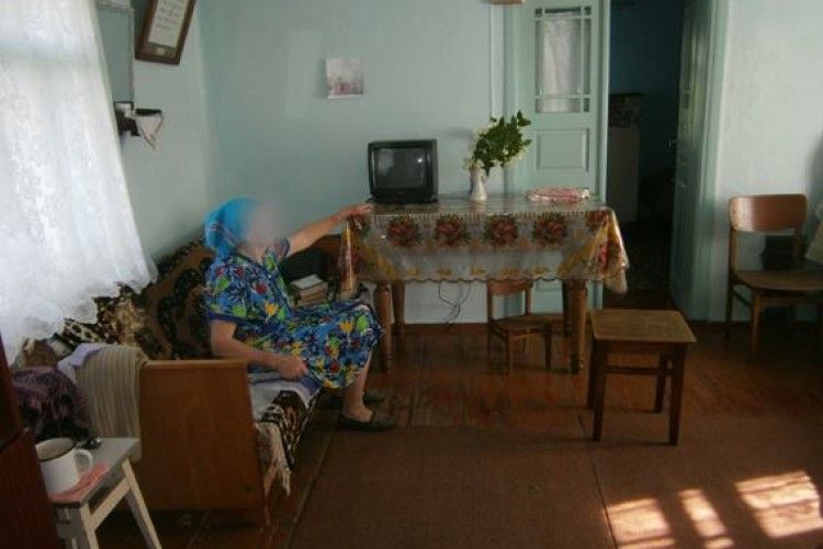 Озброєний грабіжник відібрав у старенької усі 853 гривні пенсії
