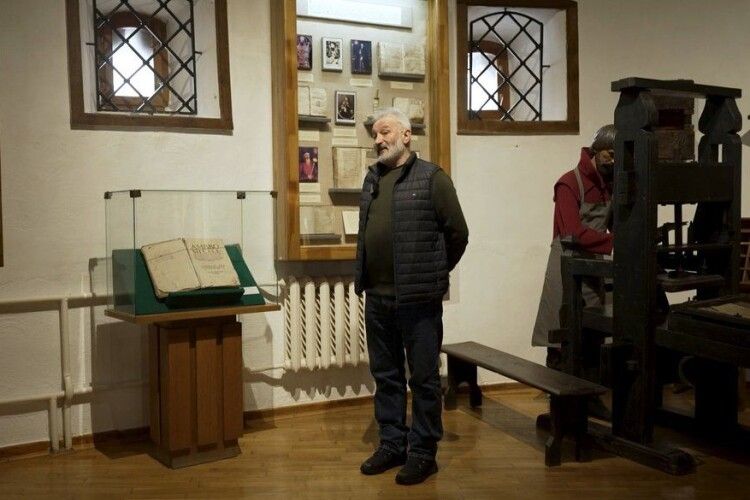 На Рівненщині зберігають 500-літню книгу з молитвою екзорцизму (Відео)