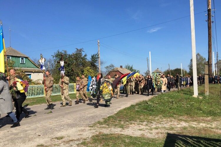 «Все життя було попереду»: у громаді на Волині попрощалися з воїном, який поліг на Харківщині (Фото)