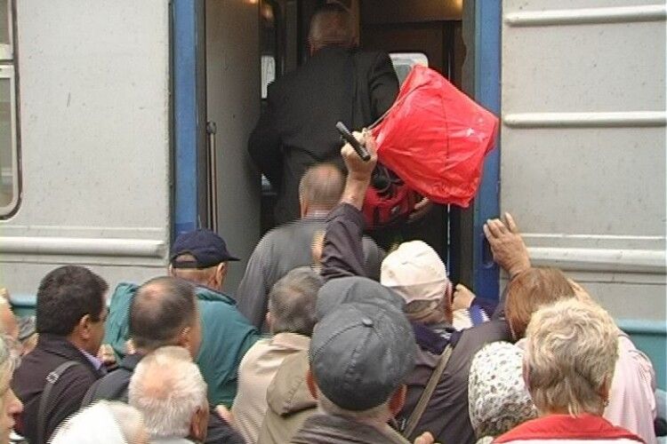 На Львівщині пасажири, які не влізли в електричку… перегородили колії