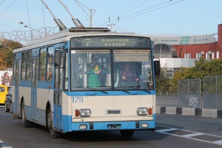 Водій тролейбуса у Рівному дорікнув патрульним про відсутність масок і отримав протокол