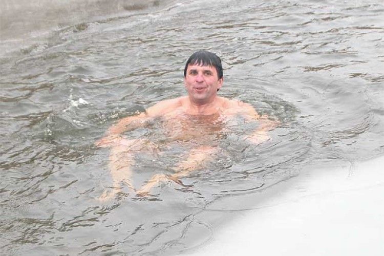 І в 20-градусний мороз Леонід Гаврилюк плаває без гідрокостюма